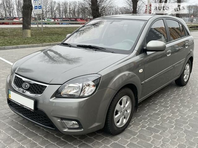 Серый Киа Рио, объемом двигателя 1.4 л и пробегом 65 тыс. км за 7900 $, фото 1 на Automoto.ua