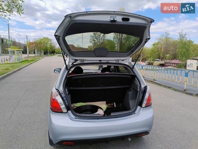 Серый Киа Рио, объемом двигателя 1.4 л и пробегом 201 тыс. км за 6200 $, фото 2 на Automoto.ua