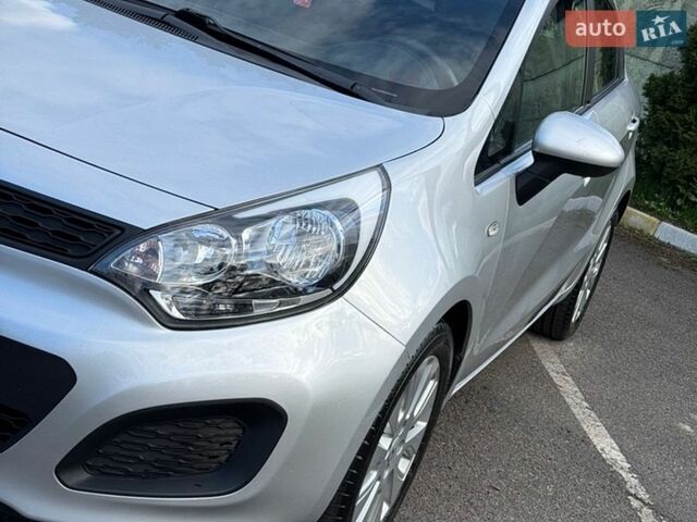 Серый Киа Рио, объемом двигателя 1.4 л и пробегом 103 тыс. км за 8000 $, фото 2 на Automoto.ua