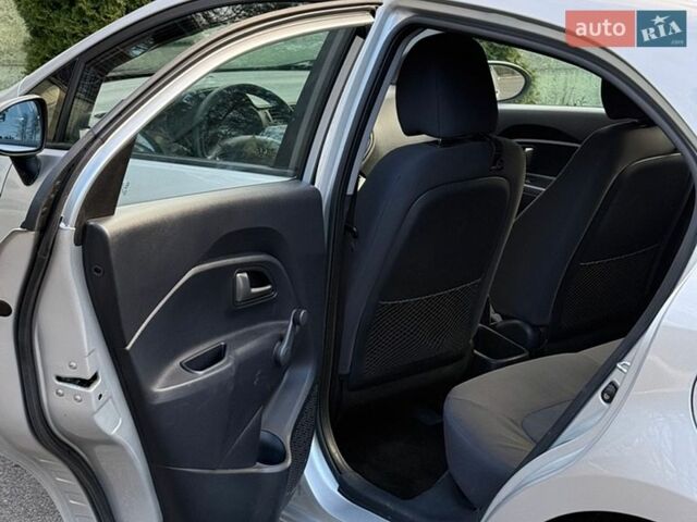 Серый Киа Рио, объемом двигателя 1.4 л и пробегом 103 тыс. км за 8000 $, фото 28 на Automoto.ua