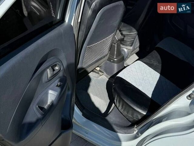 Серый Киа Рио, объемом двигателя 1.12 л и пробегом 220 тыс. км за 5700 $, фото 8 на Automoto.ua