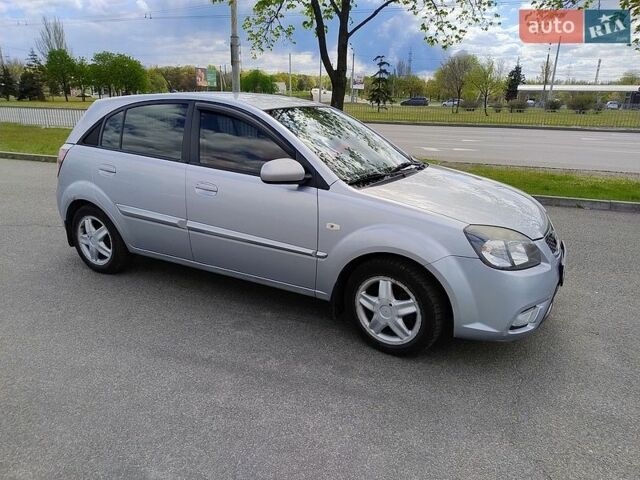 Серый Киа Рио, объемом двигателя 1.4 л и пробегом 201 тыс. км за 6200 $, фото 1 на Automoto.ua