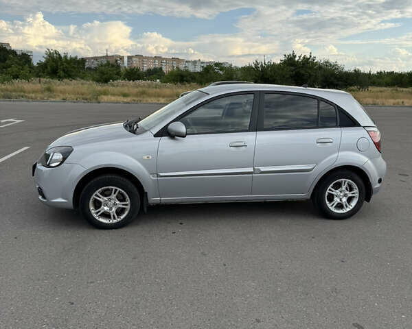 Сірий Кіа Ріо, об'ємом двигуна 1.4 л та пробігом 149 тис. км за 4999 $, фото 2 на Automoto.ua
