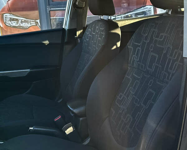 Серый Киа Рио, объемом двигателя 1.6 л и пробегом 156 тыс. км за 8900 $, фото 9 на Automoto.ua
