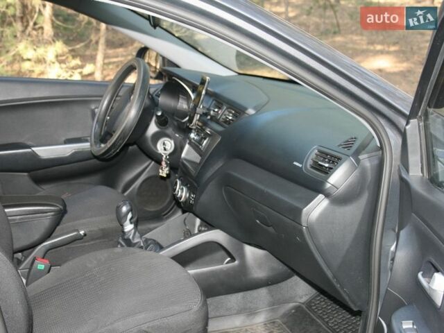 Сірий Кіа Ріо, об'ємом двигуна 1.4 л та пробігом 116 тис. км за 6500 $, фото 11 на Automoto.ua