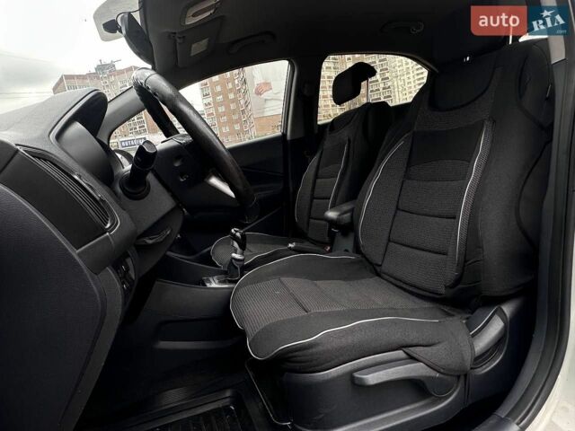 Сірий Кіа Ріо, об'ємом двигуна 1.12 л та пробігом 224 тис. км за 5790 $, фото 8 на Automoto.ua