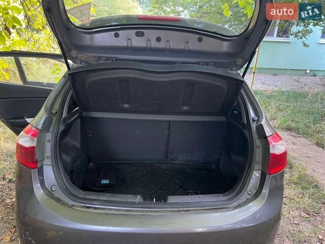 Серый Киа Рио, объемом двигателя 1.4 л и пробегом 205 тыс. км за 5400 $, фото 5 на Automoto.ua