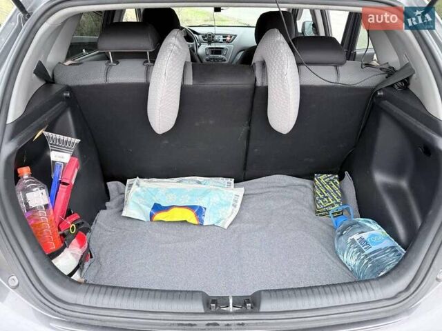 Серый Киа Рио, объемом двигателя 1.6 л и пробегом 104 тыс. км за 8000 $, фото 7 на Automoto.ua