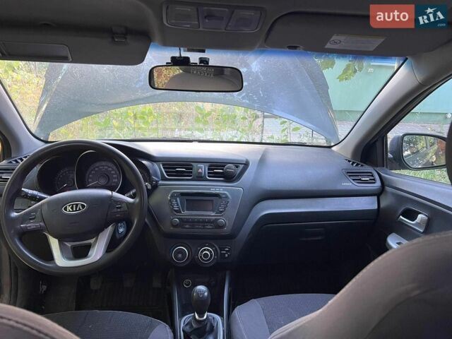 Серый Киа Рио, объемом двигателя 1.4 л и пробегом 205 тыс. км за 5400 $, фото 4 на Automoto.ua