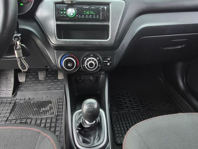 Сірий Кіа Ріо, об'ємом двигуна 1.4 л та пробігом 177 тис. км за 6200 $, фото 4 на Automoto.ua