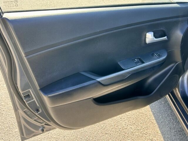 Сірий Кіа Ріо, об'ємом двигуна 1.4 л та пробігом 80 тис. км за 8200 $, фото 9 на Automoto.ua