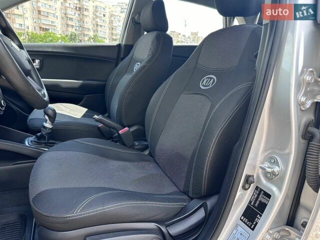 Сірий Кіа Ріо, об'ємом двигуна 1.4 л та пробігом 62 тис. км за 7690 $, фото 8 на Automoto.ua