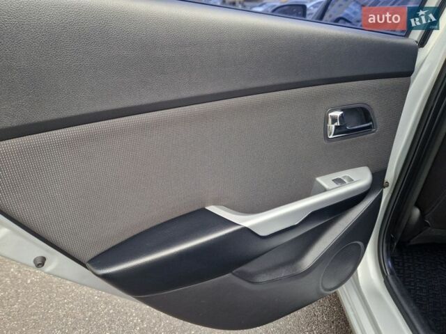 Серый Киа Рио, объемом двигателя 1.6 л и пробегом 98 тыс. км за 9400 $, фото 58 на Automoto.ua