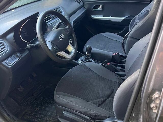 Серый Киа Рио, объемом двигателя 1.4 л и пробегом 205 тыс. км за 5400 $, фото 3 на Automoto.ua
