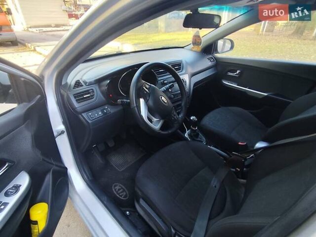 Серый Киа Рио, объемом двигателя 1.6 л и пробегом 218 тыс. км за 6500 $, фото 9 на Automoto.ua