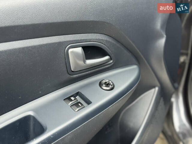 Серый Киа Рио, объемом двигателя 1.4 л и пробегом 85 тыс. км за 10999 $, фото 27 на Automoto.ua