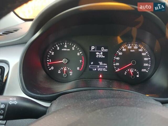 Серый Киа Рио, объемом двигателя 1.37 л и пробегом 125 тыс. км за 12000 $, фото 2 на Automoto.ua