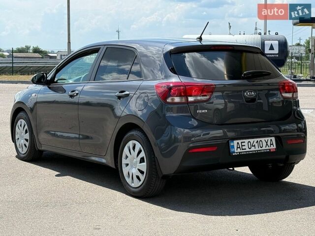 Серый Киа Рио, объемом двигателя 1.37 л и пробегом 64 тыс. км за 14000 $, фото 5 на Automoto.ua