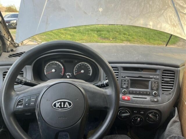 Сірий Кіа Ріо, об'ємом двигуна 1 л та пробігом 137 тис. км за 1200 $, фото 4 на Automoto.ua