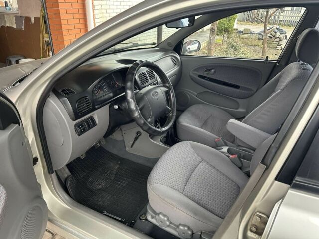 Сірий Кіа Ріо, об'ємом двигуна 1.3 л та пробігом 221 тис. км за 2850 $, фото 4 на Automoto.ua