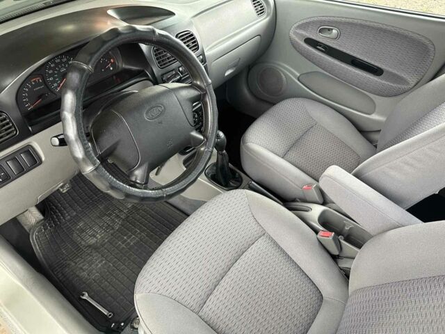 Сірий Кіа Ріо, об'ємом двигуна 1.3 л та пробігом 221 тис. км за 2850 $, фото 5 на Automoto.ua