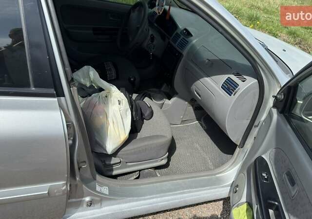 Серый Киа Рио, объемом двигателя 1.4 л и пробегом 280 тыс. км за 1900 $, фото 5 на Automoto.ua