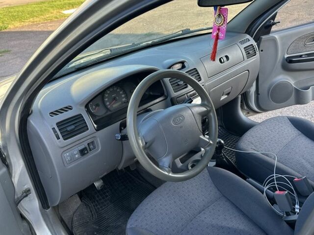Серый Киа Рио, объемом двигателя 1.3 л и пробегом 150 тыс. км за 2300 $, фото 7 на Automoto.ua