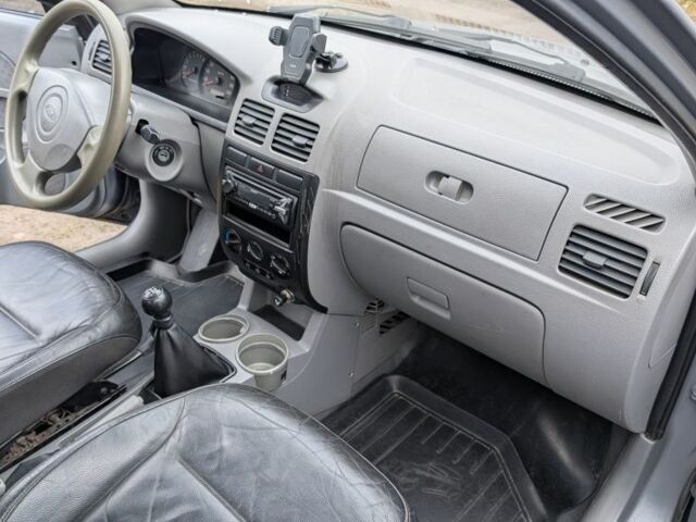 Серый Киа Рио, объемом двигателя 1.3 л и пробегом 200 тыс. км за 1800 $, фото 5 на Automoto.ua