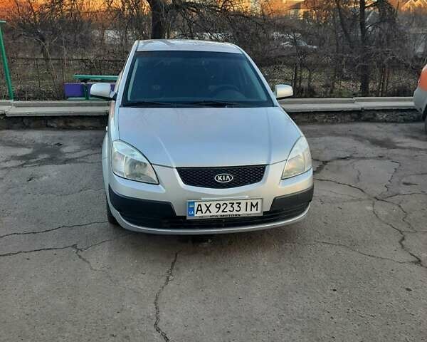 Серый Киа Рио, объемом двигателя 1.4 л и пробегом 177 тыс. км за 5400 $, фото 4 на Automoto.ua