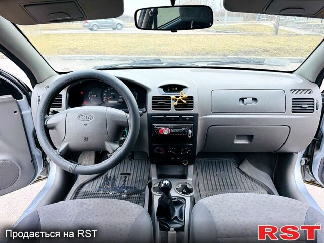 Серый Киа Рио, объемом двигателя 1.4 л и пробегом 300 тыс. км за 2300 $, фото 11 на Automoto.ua
