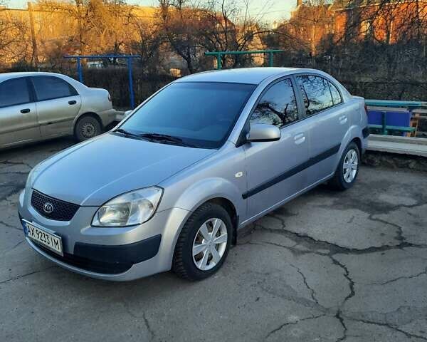Серый Киа Рио, объемом двигателя 1.4 л и пробегом 177 тыс. км за 5400 $, фото 5 на Automoto.ua