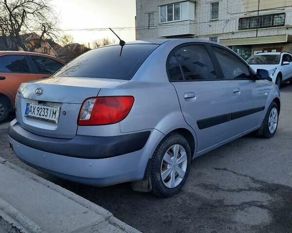 Серый Киа Рио, объемом двигателя 1.4 л и пробегом 177 тыс. км за 5400 $, фото 8 на Automoto.ua