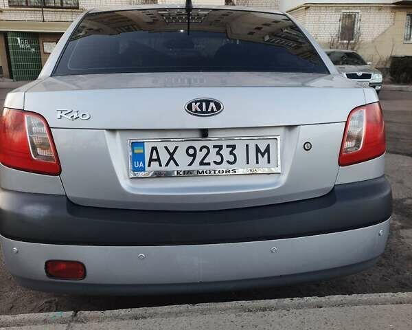 Серый Киа Рио, объемом двигателя 1.4 л и пробегом 177 тыс. км за 5400 $, фото 2 на Automoto.ua