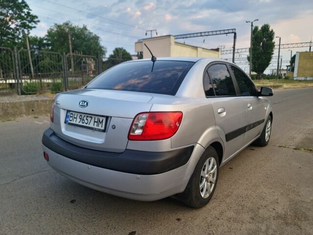 Серый Киа Рио, объемом двигателя 1.3 л и пробегом 225 тыс. км за 3301 $, фото 3 на Automoto.ua