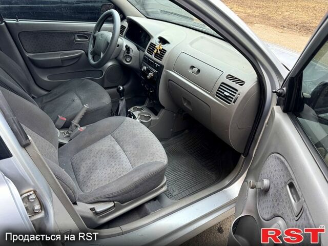 Серый Киа Рио, объемом двигателя 1.4 л и пробегом 300 тыс. км за 2300 $, фото 8 на Automoto.ua