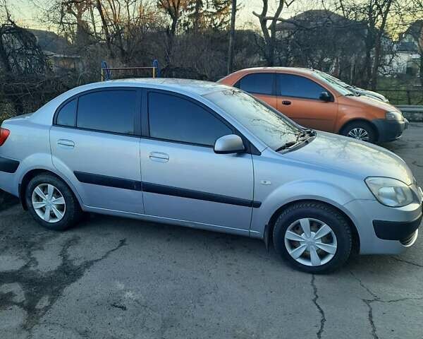 Серый Киа Рио, объемом двигателя 1.4 л и пробегом 177 тыс. км за 5400 $, фото 3 на Automoto.ua