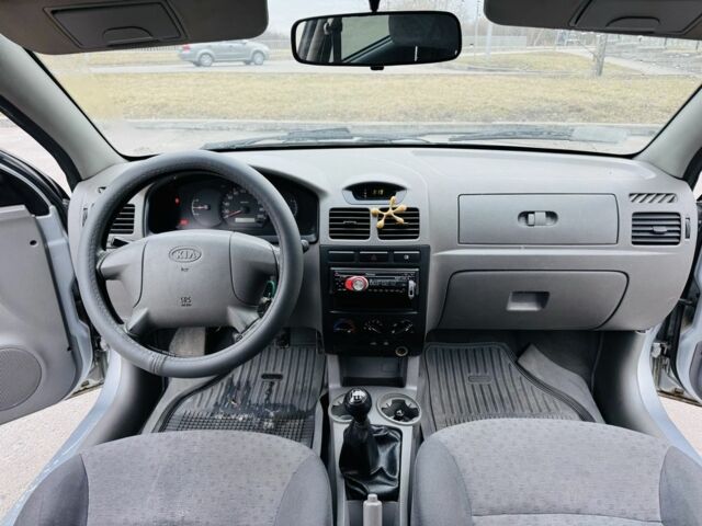 Сірий Кіа Ріо, об'ємом двигуна 1.4 л та пробігом 300 тис. км за 2300 $, фото 8 на Automoto.ua