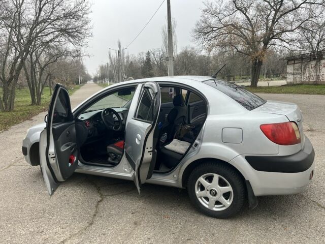 Серый Киа Рио, объемом двигателя 1.4 л и пробегом 237 тыс. км за 5200 $, фото 4 на Automoto.ua