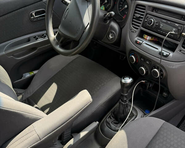 Серый Киа Рио, объемом двигателя 1.4 л и пробегом 237 тыс. км за 4300 $, фото 18 на Automoto.ua