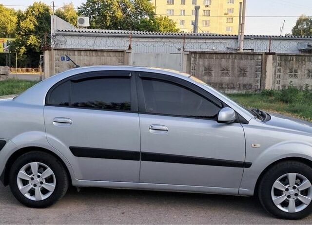 Серый Киа Рио, объемом двигателя 1.4 л и пробегом 85 тыс. км за 4400 $, фото 1 на Automoto.ua