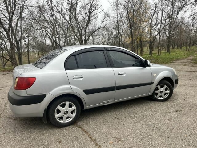 Сірий Кіа Ріо, об'ємом двигуна 1.4 л та пробігом 237 тис. км за 5500 $, фото 3 на Automoto.ua