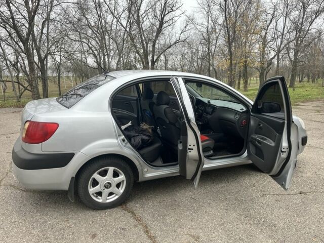 Серый Киа Рио, объемом двигателя 1.4 л и пробегом 237 тыс. км за 5200 $, фото 2 на Automoto.ua