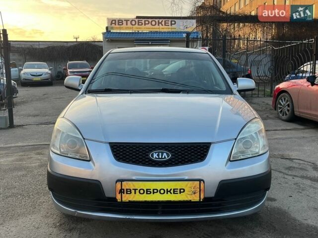 Серый Киа Рио, объемом двигателя 1.4 л и пробегом 238 тыс. км за 5500 $, фото 2 на Automoto.ua
