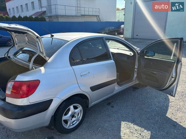 Сірий Кіа Ріо, об'ємом двигуна 1.4 л та пробігом 184 тис. км за 4250 $, фото 3 на Automoto.ua