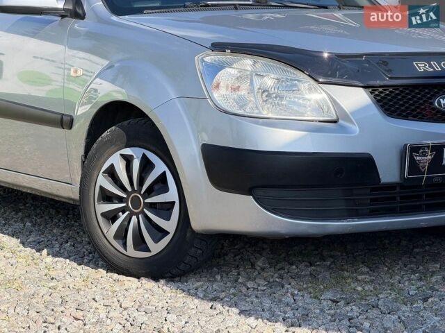 Сірий Кіа Ріо, об'ємом двигуна 1.4 л та пробігом 215 тис. км за 5190 $, фото 2 на Automoto.ua
