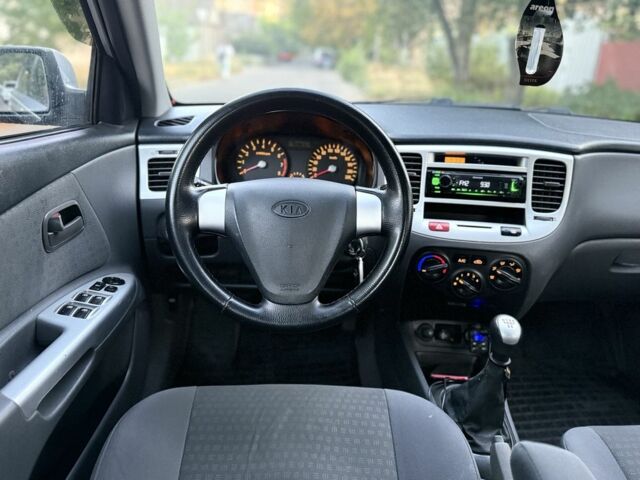 Серый Киа Рио, объемом двигателя 1.4 л и пробегом 198 тыс. км за 3900 $, фото 8 на Automoto.ua