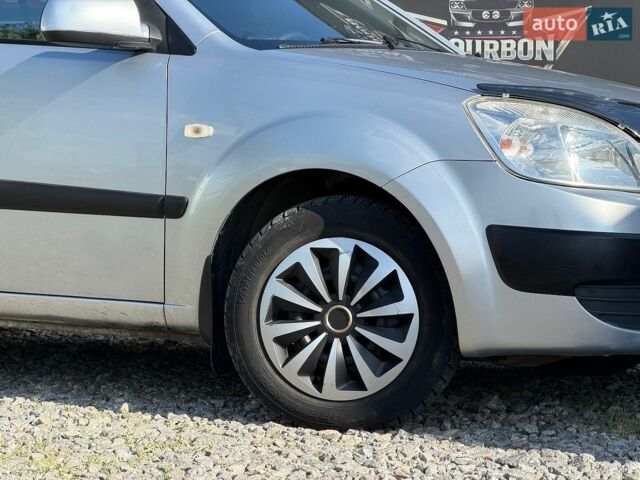 Сірий Кіа Ріо, об'ємом двигуна 1.4 л та пробігом 215 тис. км за 5190 $, фото 3 на Automoto.ua