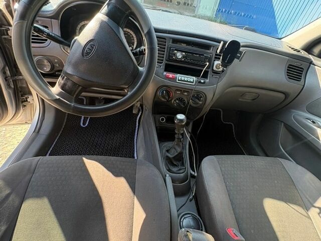 Сірий Кіа Ріо, об'ємом двигуна 1.4 л та пробігом 184 тис. км за 4250 $, фото 8 на Automoto.ua