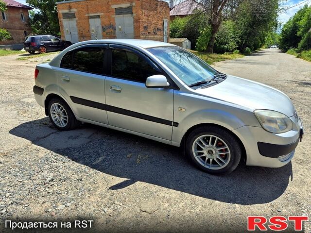Серый Киа Рио, объемом двигателя 1.4 л и пробегом 180 тыс. км за 4500 $, фото 4 на Automoto.ua