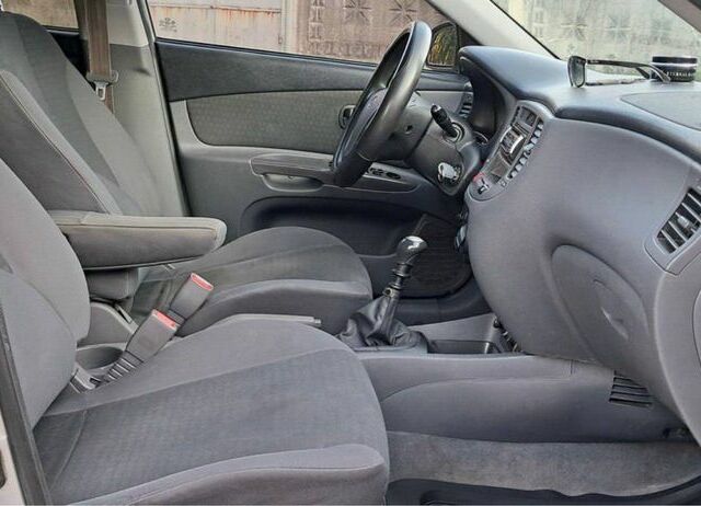 Серый Киа Рио, объемом двигателя 1.4 л и пробегом 85 тыс. км за 4400 $, фото 8 на Automoto.ua